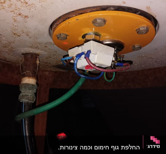 חיבורים חשמליים תחת דוד שמש עם חלודה